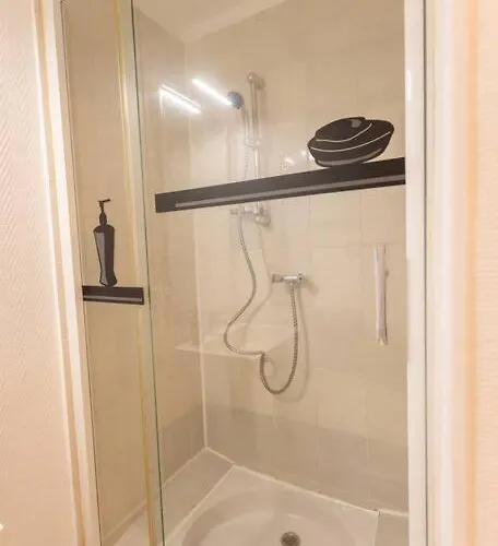 Avenue Republique La Aux Pieds Des Volcans Au Calme *