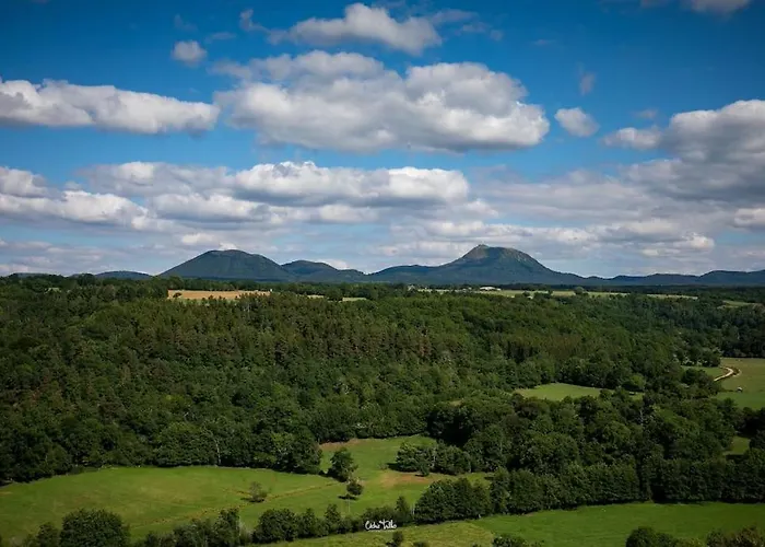 Avenue Republique La Aux Pieds Des Volcans Au Calme